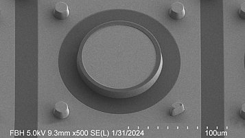 The image shows a SEM picture of a quasi-vertical pn-diode.