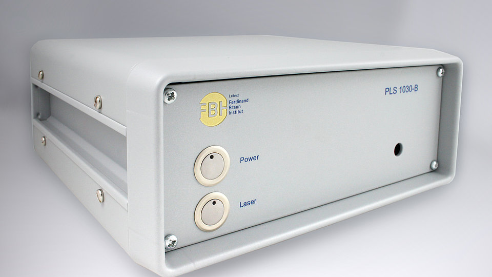 All-in-One-Pulsquelle PLS 1030: Graues Gehäuse mit einem Knopf zum Ein- und Ausschalten und einem Knopf für den Laser.