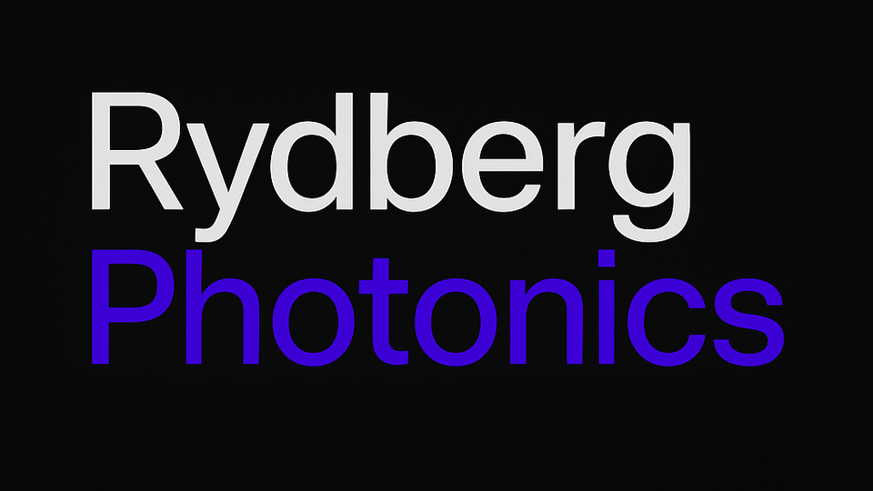 Logo Rydberg Photonics Logo des Unternehmens „Rydberg Photonics“. Die Wörter sind in verschiedenen Farben, wobei „Rydberg“ in Grau und „Photonics“ in Blau dargestellt ist. Der Hintergrund ist schwarz.