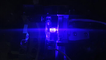 Fotografie eines Laserstrahlverlaufs durch ein Volumenholografisches Bragg-Gitter.