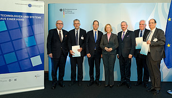Gruppenbild nach der Übergabe der Bewilligungsbescheide