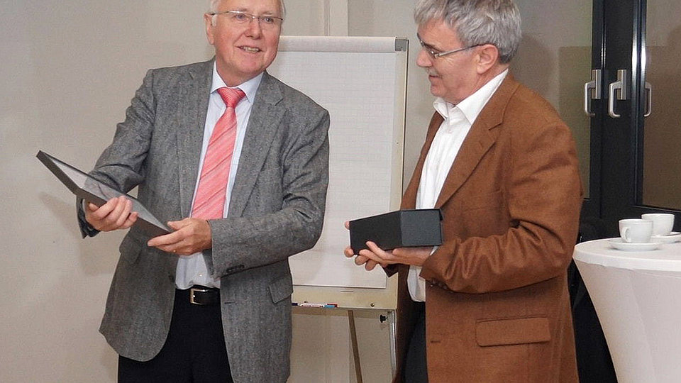 Helmut Ringelhan, Vorsitzender des  Laserverbundes Berlin-Brandenburg überreicht Götz Erbert Laserstern und Urkunde (Foto: LVBB)