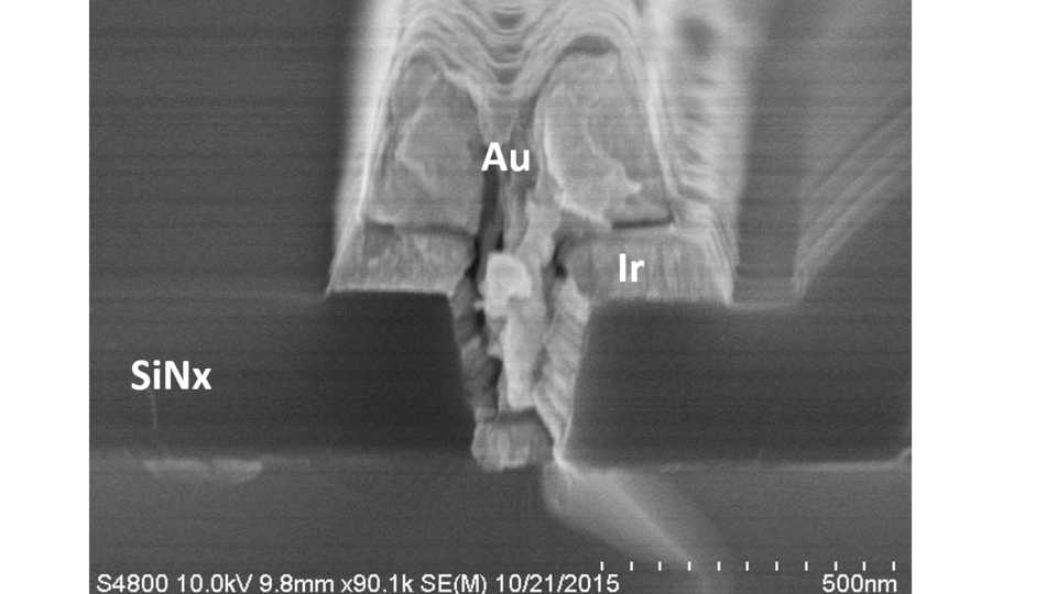 REM-Aufnahme: Querschnitt eines 150 nm Gates in Ir-Sputtertechnologie