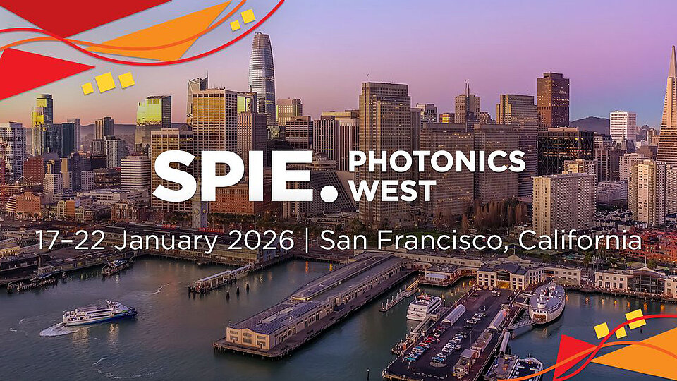 Panoramaansicht der Skyline von San Francisco. Der Text kündigt die Veranstaltung „SPIE Photonics West“ vom 17. bis 22. Januar 2026 an.