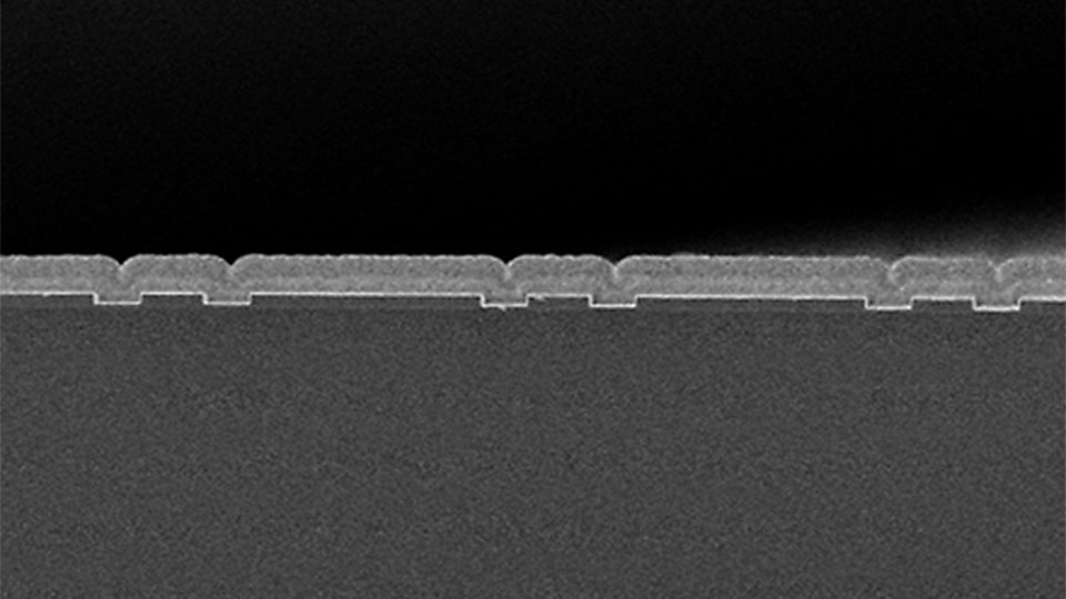 Electron microscope image of a laser front facet section