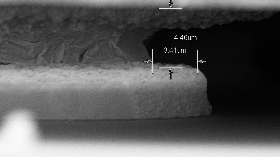 REM-Aufnahme: Querschnitt eines Flip-Chip-Prozesses