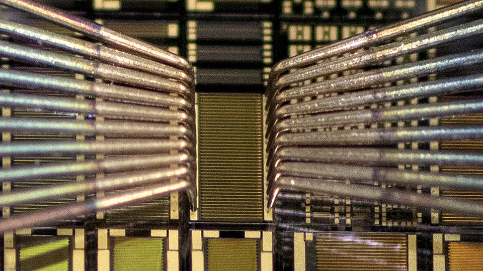 Im Waferprober ankontaktierte AlN-Transistorstruktur auf einem AlN-auf-SiC-Wafer