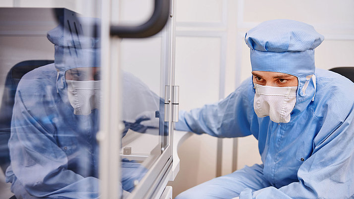 Employee in the clean room