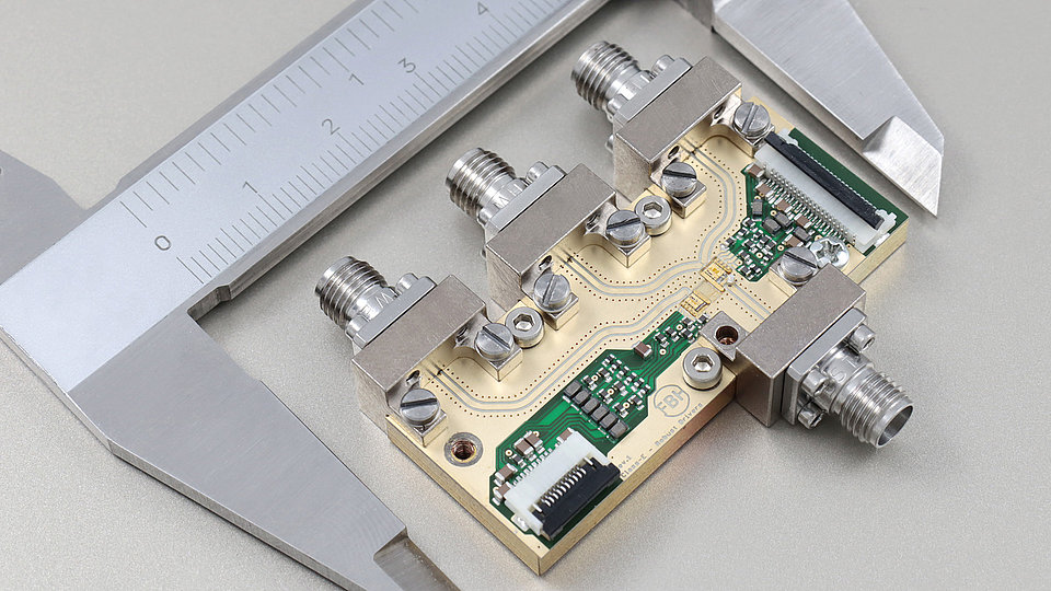 Compact digital GaN-based class-E outphasing PA module