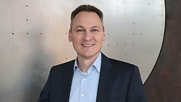 Porträtfoto von Prof. Dr.-Ing. Patrick Scheele. Er ist seit Januar 2024 neuer wissenschaftlicher Geschäftsführer am Berliner Ferdinand-Braun-Institut