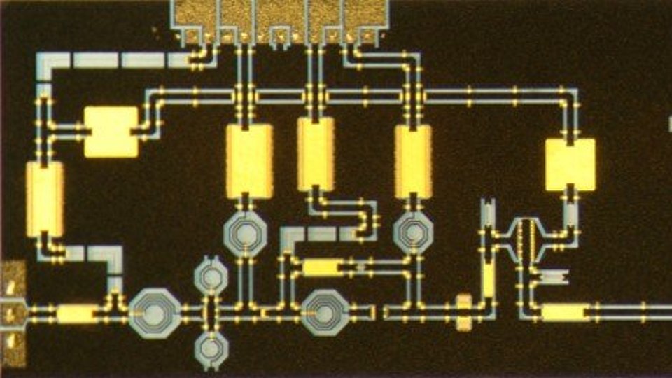 LNAs based on GaN transistors, on the other hand, have the potential to withstand high input overdrive powers without requiring protection circuitry, since the material system intrinsically provides high breakdown voltages and high-power handling capability. Currently, our LNAs survive input powers of 24 W – compared to slightly above 10 W for other published GaN LNAs and typical roughly 100 mW for commercial LNAs in conventional GaAs technology. Thus, our LNAs enable single-chip transceivers even for high-power applications.