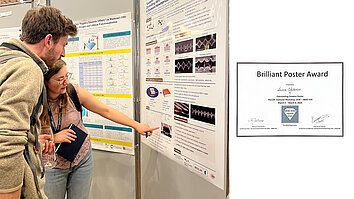 Zwei Personen betrachten ein wissenschaftliches Poster und zeigen darauf. Rechts ist ein Zertifikat für den „Brilliant Poster Award“ abgebildet.