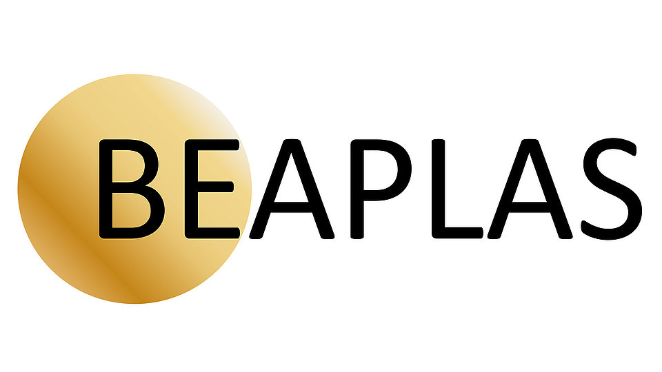 Logo von BEAPLAS, bestehend aus dem Schriftzug „BEAPLAS“ in schwarzer Schrift und einem goldenen, glänzenden Kreis.