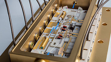 Komplex aufgebautes Lasermodul mit Laserdioden und Linsen in einem kompakten Gehäuse, das für Weltraumanwendungen eingesetzt wird.