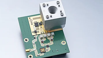 Modulares MIMO-Millimeterwellenradar für Weltraumanwendungen: Leiterplatte mit elektronischen Komponenten und montiertem Sendemodul (Aufwärtswandler) mit korrugierter Hornantenne.