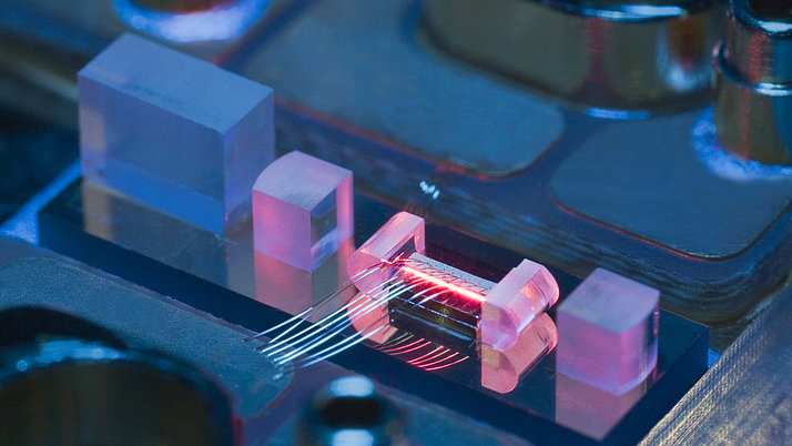 hybrid diode laser in an external cavity on a microbench