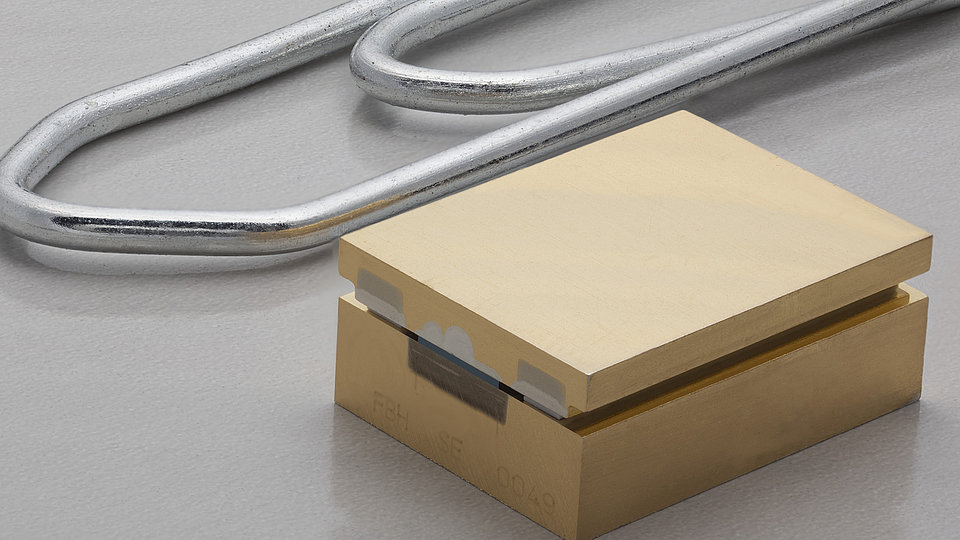 Broad-area laser: Single-emitter with double-sided cooling