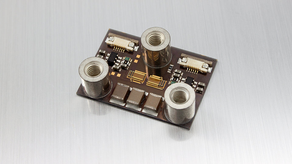 10 A / 400 V GaN half-bridge power core with gate drivers and DC-link capacitors mounted in hybrid technology on an AlN submount