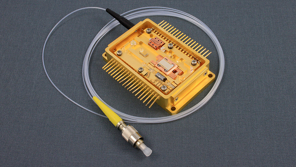 Yellow-emitting laser module with fiber connection 