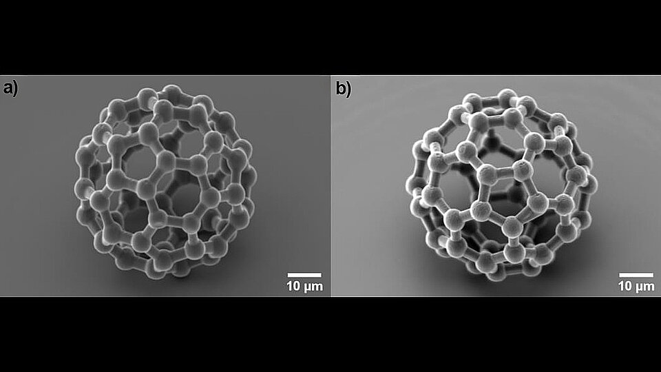 Die Abbildung zeigt zwei mikroskopische Ansichten von kugelförmigen Molekülstrukturen. Die Strukturen bestehen aus miteinander verbundenen Atomen und weisen komplexe geometrische Muster auf. Maßstablinien von 10 Mikrometern sind angegeben, um die Größenverhältnisse zu verdeutlichen.