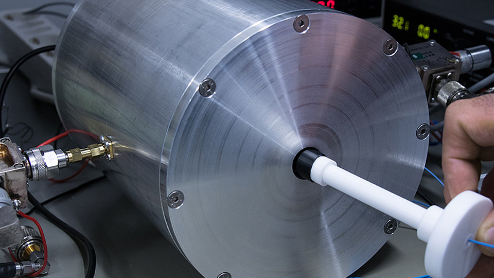 Fig. 1: Measuring resonator for the contactless characterization of the complex permittivity of polymers.