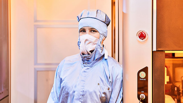 Employee in the clean room