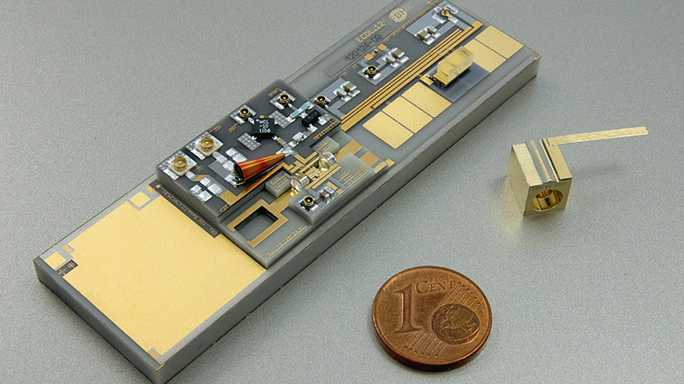 Hybrid micro-integrated extended cavity diode laser (ECDL module, left) compared to the newly developed monolithically integrated extended cavity diode laser 