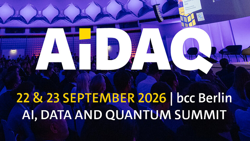 Veranstaltungshalle voller Teilnehmer, mit einem großen Bildschirm im Hintergrund. Der Text kündigt den "AI, DATA AND QUANTUM SUMMIT" an, der am 22. und 23. September 2026 in Berlin stattfindet.