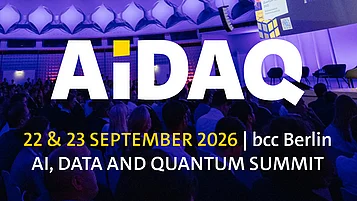 Veranstaltungshalle voller Teilnehmer, mit einem großen Bildschirm im Hintergrund. Der Text kündigt den "AI, DATA AND QUANTUM SUMMIT" an, der am 22. und 23. September 2026 in Berlin stattfindet.