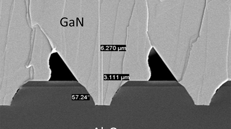Querprofil (REM) des strukturierten Saphir-Substrates