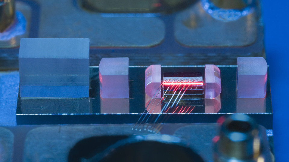 Kompakter Diodenlaser in externer Kavität für die Raman-Spektroskopie, das heißt zusätzlich zum Diodenlaser werden weitere Komponenten wie etwa Linsen eingesetzt
