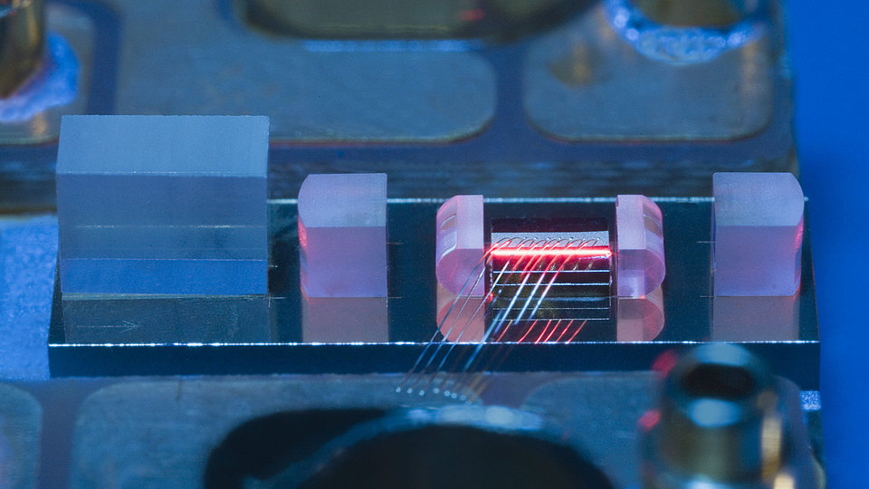 Compact 671 nm diode laser in external cavity for Raman spectroscopy 