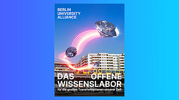 Plakat mit dem Titel "Das offene Wissenslabor" von der Berlin University Alliance. Im Hintergrund ist ein modernes Gebäude zu sehen, während stilisierte Diamanten und Lichtlinien die innovative Botschaft des Labors symbolisieren.