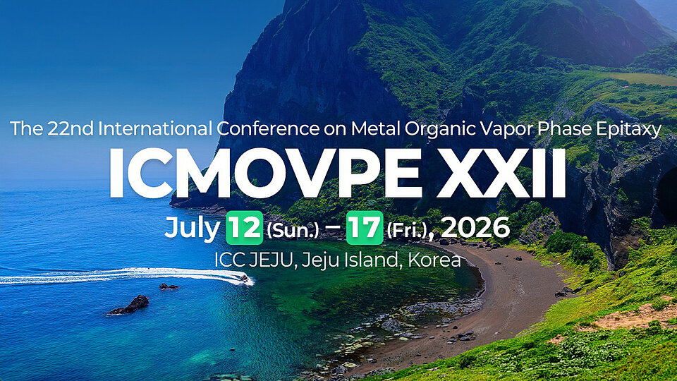 Küstenblick auf eine grüne Landschaft mit Bergen und klarem blauen Meer. Darüber steht der Text zur 22. Internationalen Konferenz über Metallorganische Dampfdphase-Epitaxie, 12. bis 17. Juli 2026.