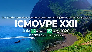 Küstenblick auf eine grüne Landschaft mit Bergen und klarem blauen Meer. Darüber steht der Text zur 22. Internationalen Konferenz über Metallorganische Dampfdphase-Epitaxie, 12. bis 17. Juli 2026.