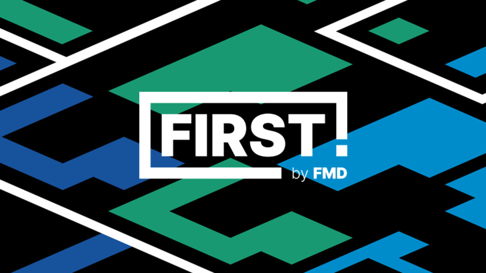 Ein grafisches Design mit geometrischen Formen in Blau und Grün auf schwarzem Hintergrund. In der Mitte befindet sich der Schriftzug "FIRST!" mit dem Zusatz "by FMD" darunter.