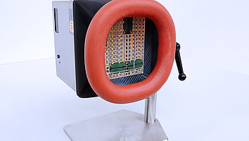 Image of a swiveling UV LED system used to irradiate human skin in medical tests at the Charité.