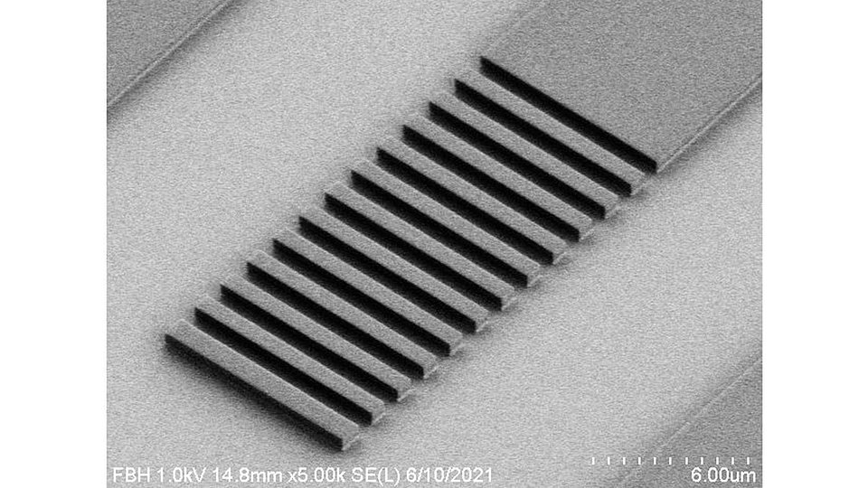 SEM image of an AlGaAs waveguide with an optical grating coupler