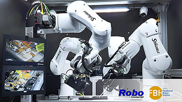 Microbot-Anlage mit mehreren Roboterarmen, die ein komplexes photonisches Modul mit Lasern und Linsen mit höchster Genauigkeit montieren.