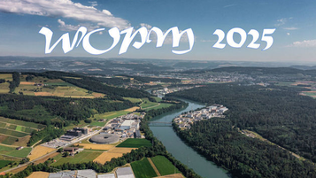 Luftaufnahme einer grünen Landschaft mit einem Fluss, umgeben von Feldern und Wäldern. Im Vordergrund sind landwirtschaftliche Flächen sichtbar. Oben steht in großen Buchstaben „WUPM 2025“.