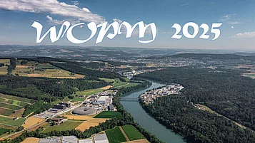 Luftaufnahme einer grünen Landschaft mit einem Fluss, umgeben von Feldern und Wäldern. Im Vordergrund sind landwirtschaftliche Flächen sichtbar. Oben steht in großen Buchstaben „WUPM 2025“.