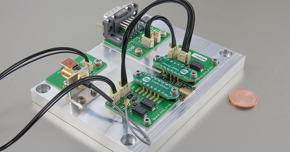 Wavelength stabilized diode lasers with epitaxiallystacked multiple