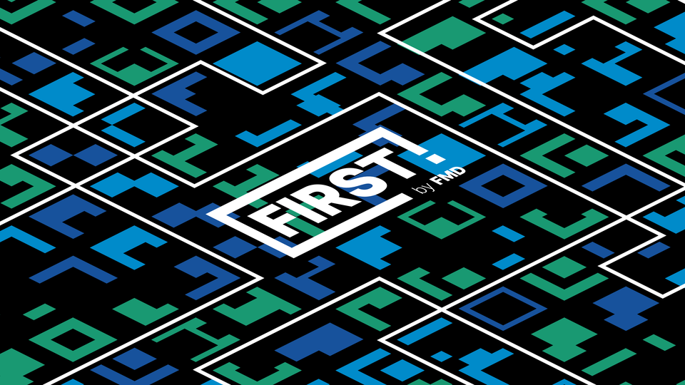 Muster mit geometrischen Formen in Blau und Grün auf schwarzem Hintergrund, mit dem Text "FIRST. by FMD" in der Mitte.