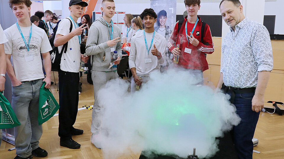 Foto von Prof. Dr. Georg Sommerer (Berliner Hochschule für Technik) bei einem Laser-Experiment während der Adlershofer Ausbildungs Allianz 2024.