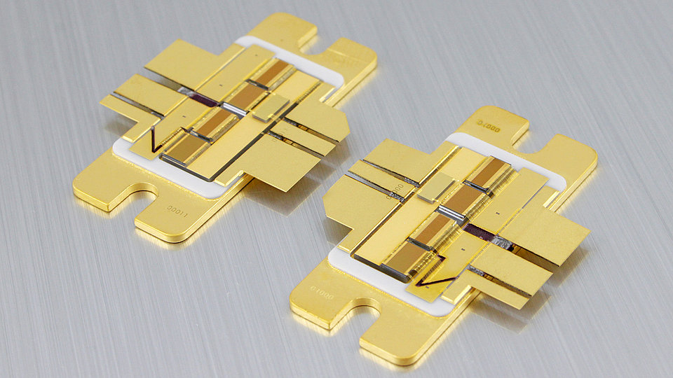 Hybrid integrated half bridge with GaN transistors and GaN diodes