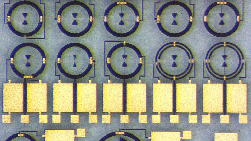 Chip photograph with different transistors and antennas
