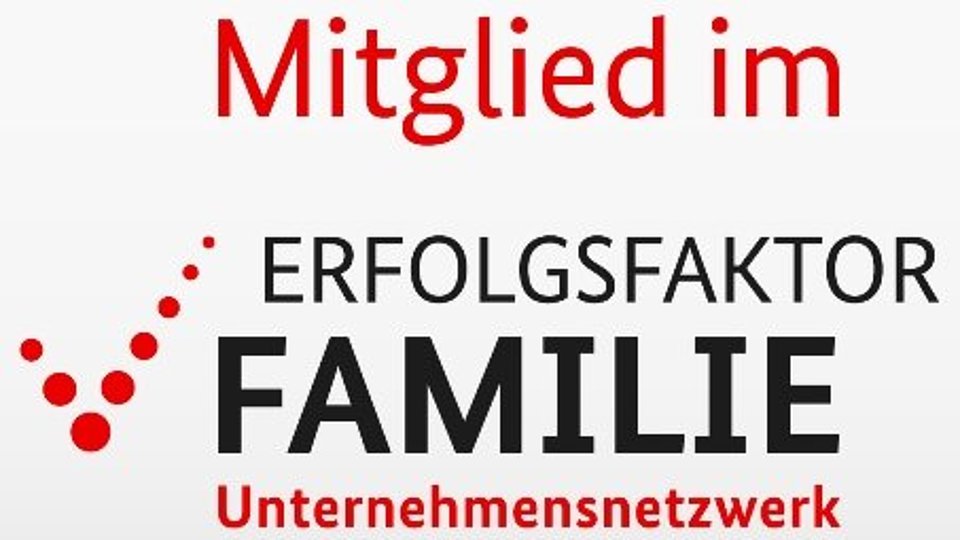 The image features the text "Mitglied im ERFOLGSFAKTOR FAMILIE" in a combination of red and black.