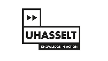 Logo mit zwei nach rechts zeigenden Pfeilen, daneben der Schriftzug „UHASSELT“ und darunter in kleinerer Schrift „KNOWLEDGE IN ACTION“.