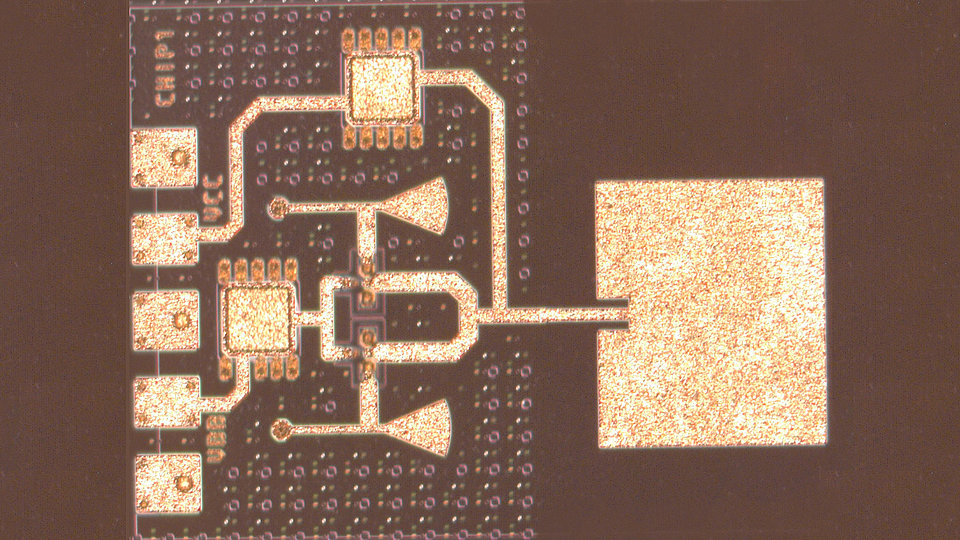 Fig.1. Chip photo of the signal source with integrated antenna.