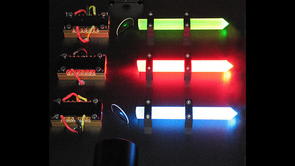 Hybrid RGB diode laser modules